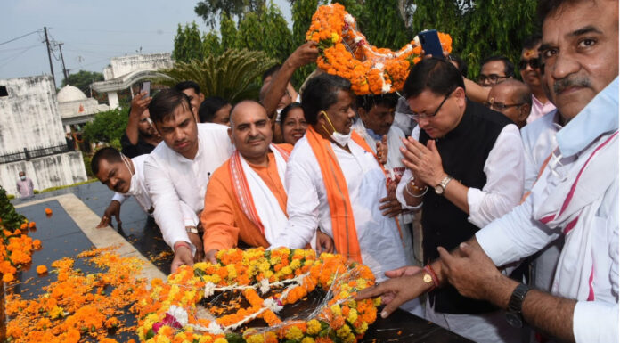 सीएम धामी ने उत्तराखंड शहीद स्मारक रामपुर तिराहा में राज्य आंदोलनकारी शहीदों की पुण्य स्मृति पर अर्पित की श्रद्धांजलि।