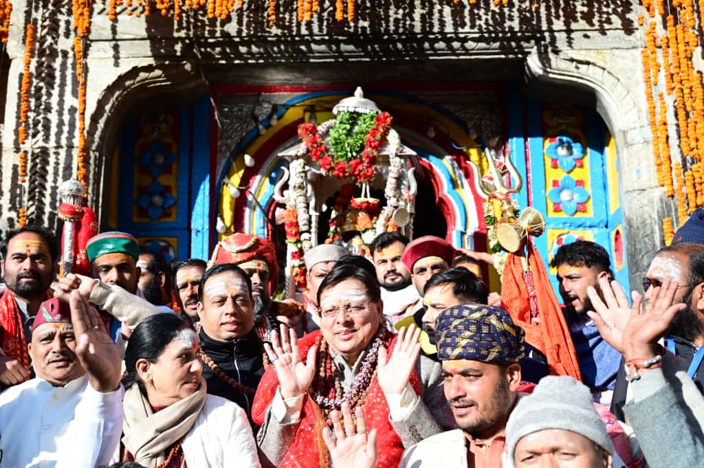 कपाट बंद होने पर संपूर्ण केदारपुरी परिसर “हर हर महादेव” और “जय बाबा केदार” के उद्घोषों से गूंज उठा