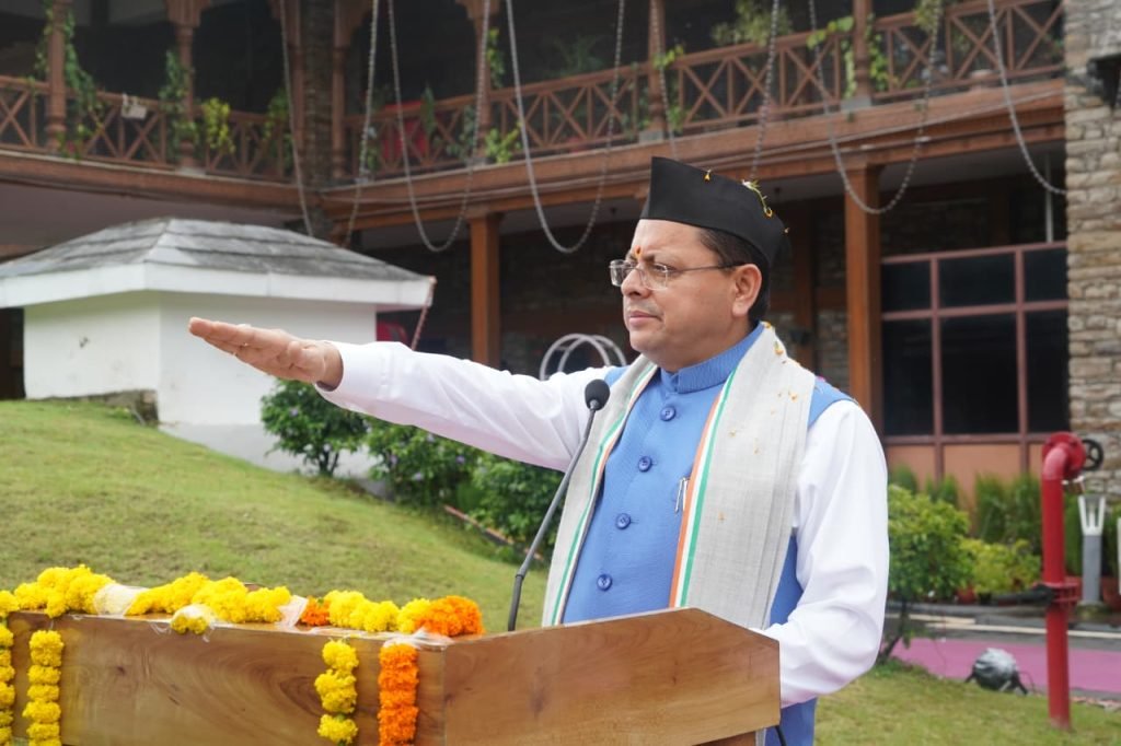 मुख्यमंत्री ने राष्ट्रीय ध्वज फहराया और सभी अधिकारियों एवं कर्मचारियों को राष्ट्रीय एकता की शपथ दिलाई।